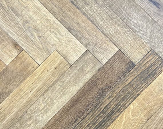 Unikalne podłogi dębowe postarzane naturalnymi środkami spożywczymi